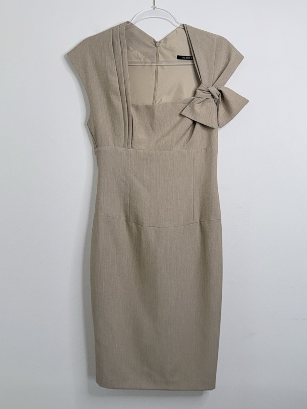 Black Halo Women's Sz 6 Sheath Dress with Bow Detail Cap Sleeves Beige Workwear